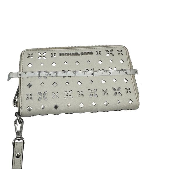MICHAEL KORS Off white and Silver Jet Set Wallet - Picture 9 of 10